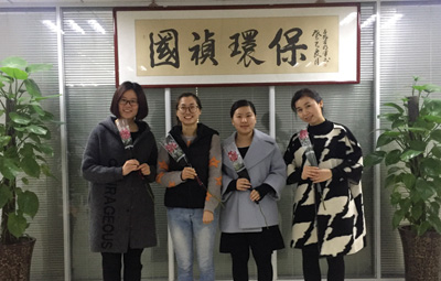 春臨江淮三月天，姹紫嫣紅映紅顏